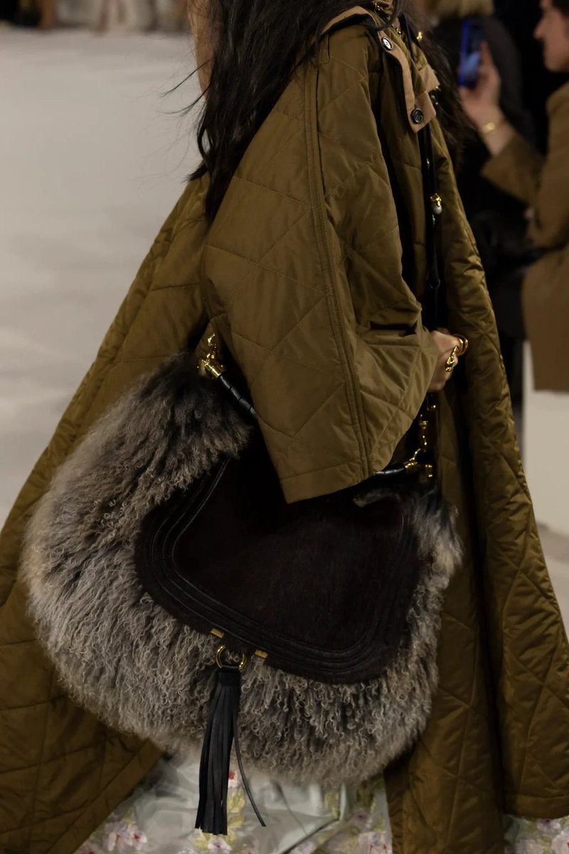 fashiontempoco's tweet photo. Chloé FW26 perfectly blends bohemian heritage with modern luxury, from the iconic Paddington’s return to stunning jewelry-inspired bags
A masterclass in practical elegance for the modern woman by chemenakamali. 

#ChloéFW26 #PFW #LuxuryBags #FashionTrends #ChloeGirls #FW2627 https://t.co/n8uvq5rIDK