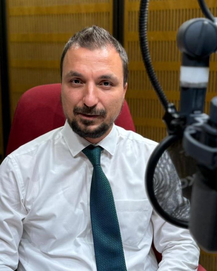 fuatcbayramoglu's tweet photo. Teknosfer – 26 Mart 2026 | Canlı Yayın
Bugün 13.15’te TRT Türkiye’nin Sesi Radyosu’nda! 🎙️

Gündemimizde:
🔴 Mars'tan gelen kayanın hikayesi nedir?
🌋 Venüs’te sığınak olur mu?
🌕 Ay yörüngesinde yarış kızışıyor.
🌲 Ormanların nefesi neden yavaşlıyor?
🏭 Karanlık fabrikalarda insana yer var mı?
📡 Wi-Fi duvarların arkasını nasıl görüyor?
🧹 Robot süpürgeler kimi izliyor?
🧠 Yapay zekâ herkese aynı bilgiyi vermiyor olabilir.
⚖️ Avukatlar yapay zekayı nasıl kullanmalı?

🎧 Canlı dinle: https://t.co/mnUQVeiDmn

#Teknosfer #Uzay #Teknoloji #YapayZeka #Robotik #TRTRadyo