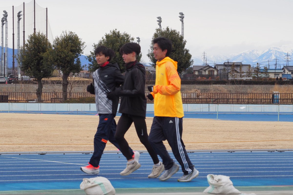 ikueiuniv_tf's tweet photo. 【新スタッフの紹介】

3月より原田大希コーチが新たに着任されました

寮監督として支えていただくとともに、ランニングコーチとしてもご指導いただいております

東京マラソンでは2時間11分25秒を記録し、総合40位という成績を収められました！
⁡
PB
1万m 29'15"00
ハーフ 1:03:47
フル 2:11:25⁡ https://t.co/f5xMQTTwoM