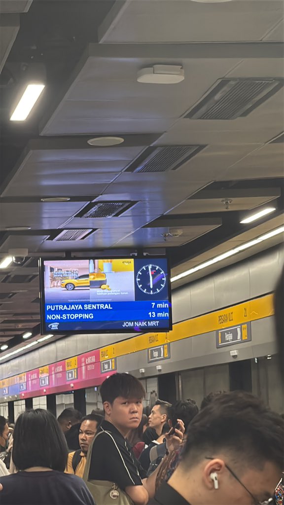 AzdAzm's tweet photo. @myrapidkl ape benda ni gampang tak bergerak2 dari tadi aduhhhh masalah la https://t.co/On7yxDv9q1