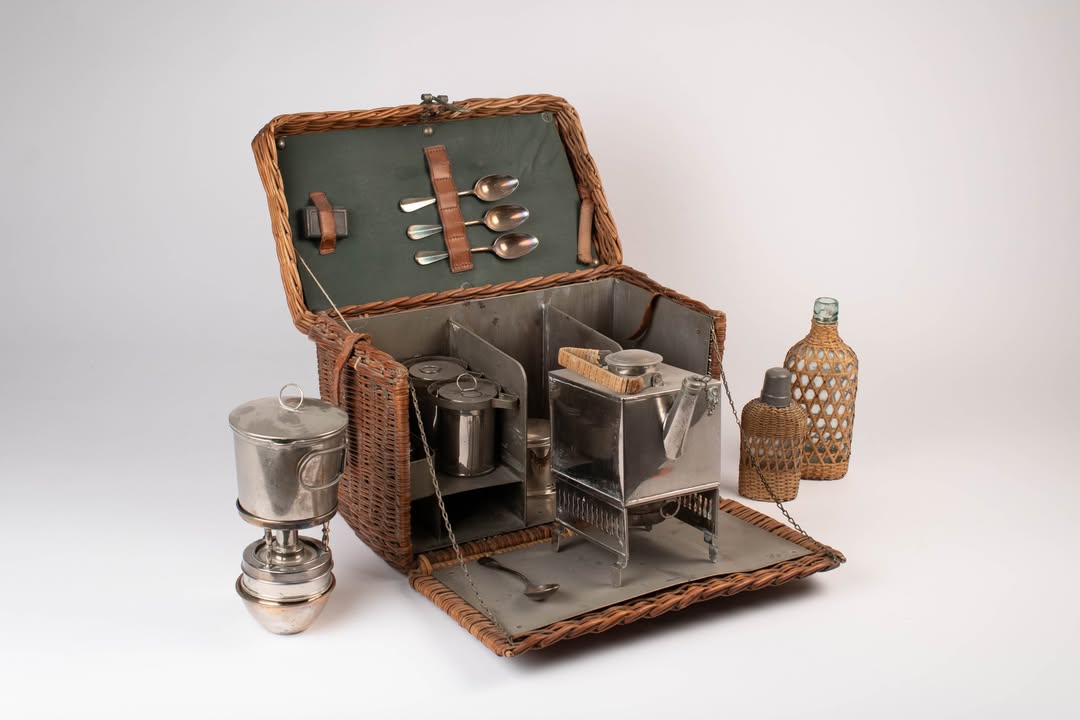 MMP1917's tweet photo. When war broke out, almost everyone was convinced that the fighting would last only a few months. ‘Home before Christmas’ was a rallying cry often heard. That feeling was reflected in this British tea set for officers. Sadly, the reality was very different. (MZ 01035) https://t.co/6KNHyCaWrh