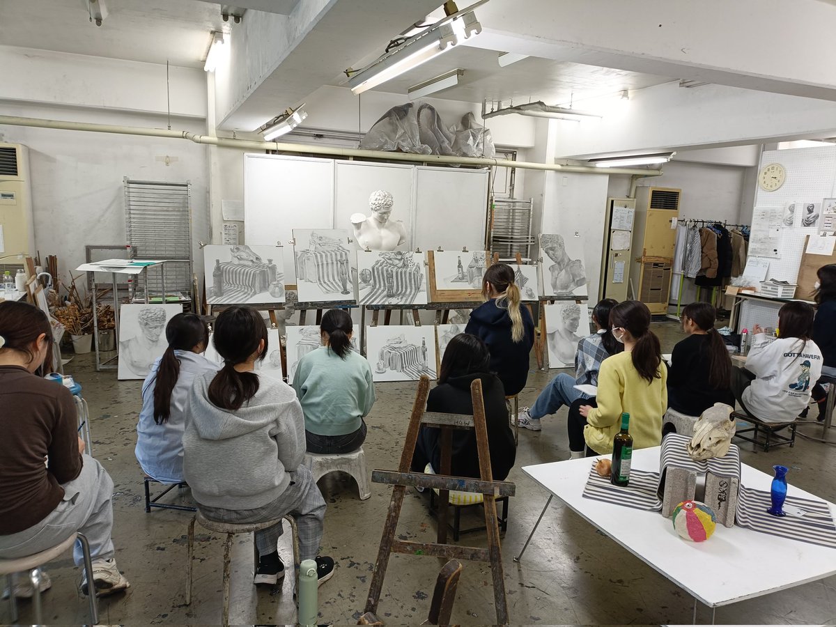tachibi_nihonga's tweet photo. 今日は春期講習最初の講評会でした

経験値は皆さんそれぞれでしたが、講評の時点で全員しっかりと手が入っていた点が良かったです。
お互いに観察し合いながら良いところを吸収し、自分の成長につなげていけると良いですね

3月30日から、5日間の春期講習（後期）が始まります
奮ってご参加ください https://t.co/Mq3wf14l0x