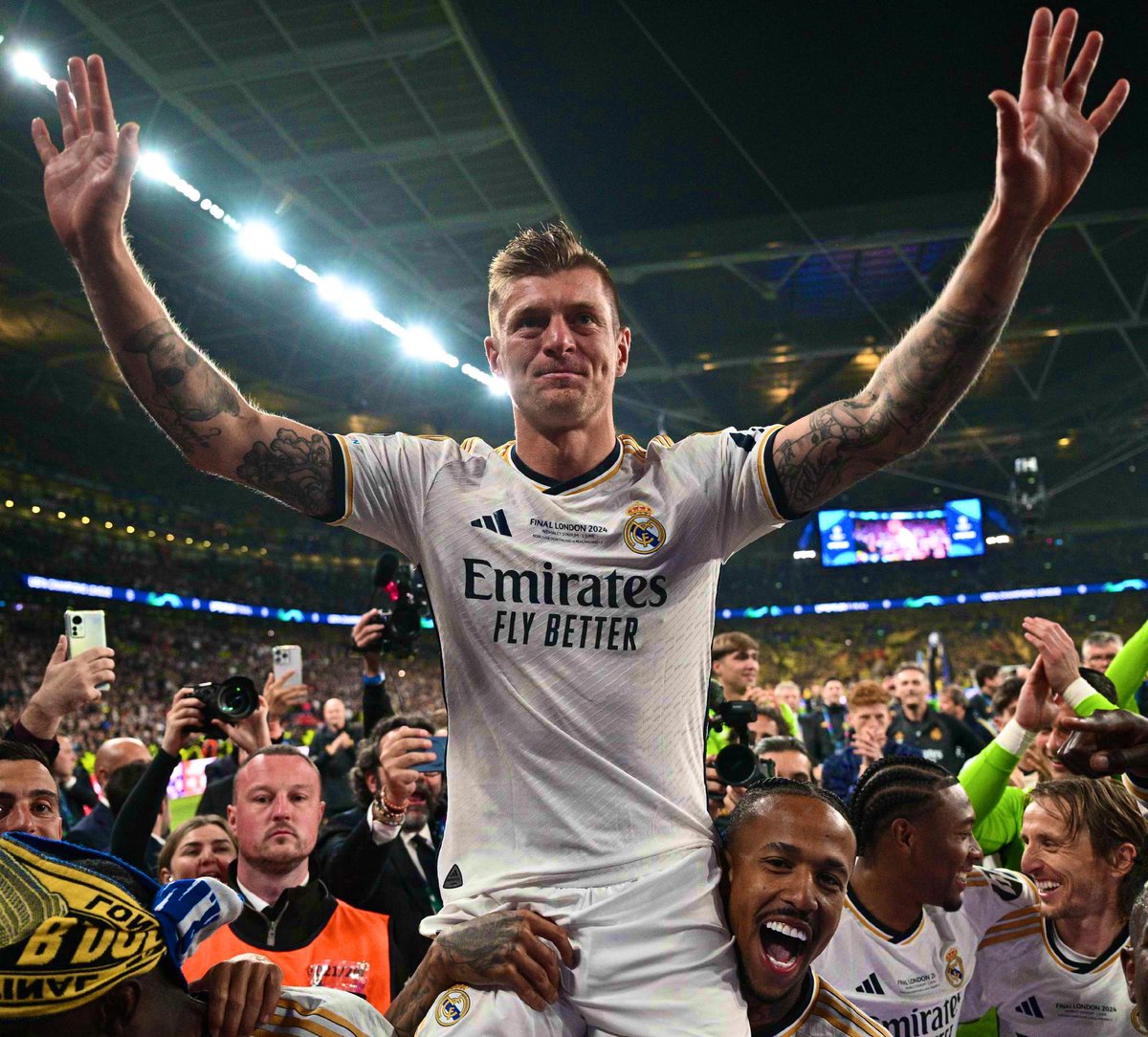 🗣️ Toni Kroos berbicara di “Semana Blanca” yang diselenggarakan oleh Escuela Universitaria Real Madrid Universidad Europea di Valdebebas kemarin: “Saya pensiun karena saya tidak pernah ingin sampai pada titik di mana saya tidak lagi merasa dalam kondisi terbaik dan mulai