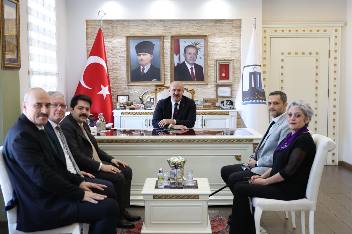 CanakkaleGovTr's tweet image. 📌 Türk Büro-Sen Genel Başkan Yardımcısı Tarkan Ömer BANKUR ve beraberindeki heyet,

📌 18 Mart #Çanakkale Deniz Zaferi ve Şehitleri Anma Günü anısına, soğuk suda en uzun süre tüplü dalış kategorisinde #Guinness Dünya Rekoru kıran dalış eğitmeni Mazlum KIBAR ve beraberindekiler,