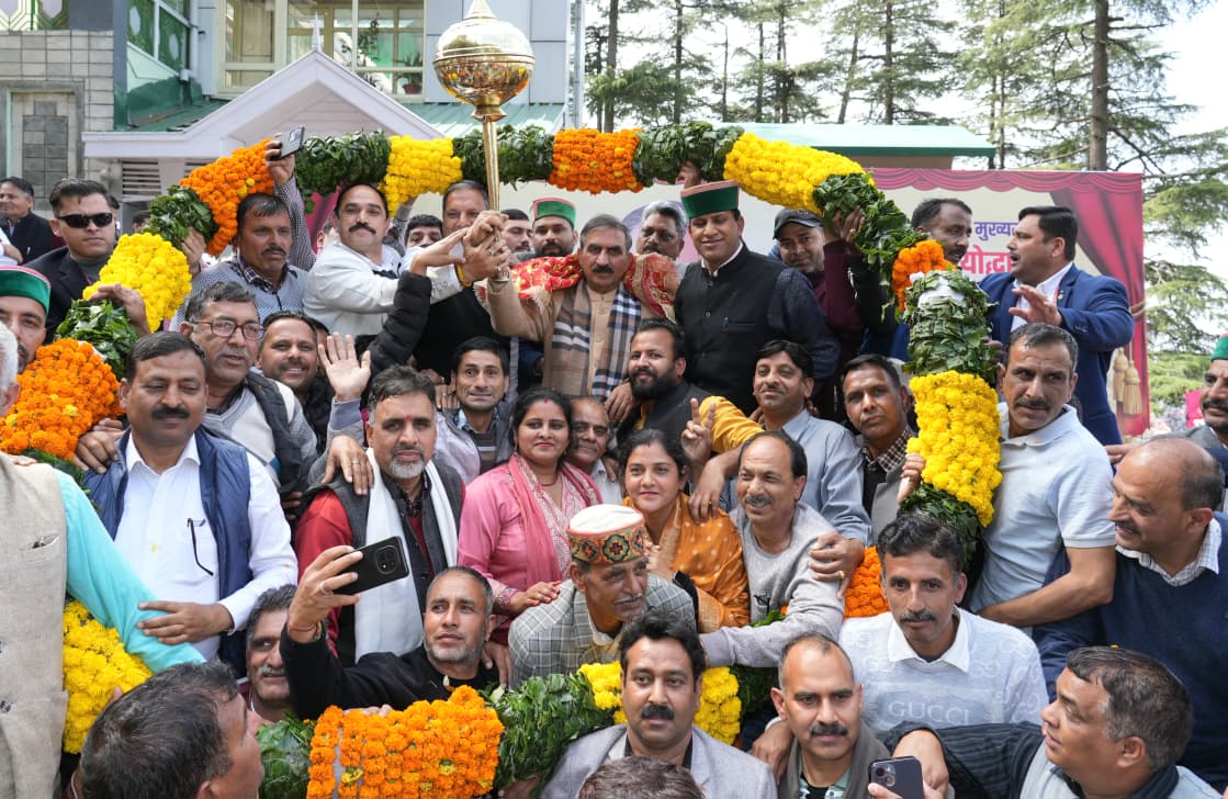 आज मेरे जन्मदिन के अवसर पर ओक ओवर में आप सभी की गरिमामयी उपस्थिति ने इस दिन को सचमुच अविस्मरणीय बना दिया। आप सबके स्नेह, विश्वास और शुभकामनाओं के लिए मैं हृदय की गहराइयों से कृतज्ञ हूँ।

आपका अपनापन और अटूट विश्वास ही मेरी सबसे बड़ी शक्ति है। यही मुझे निरंतर समर्पण और निष्ठा के