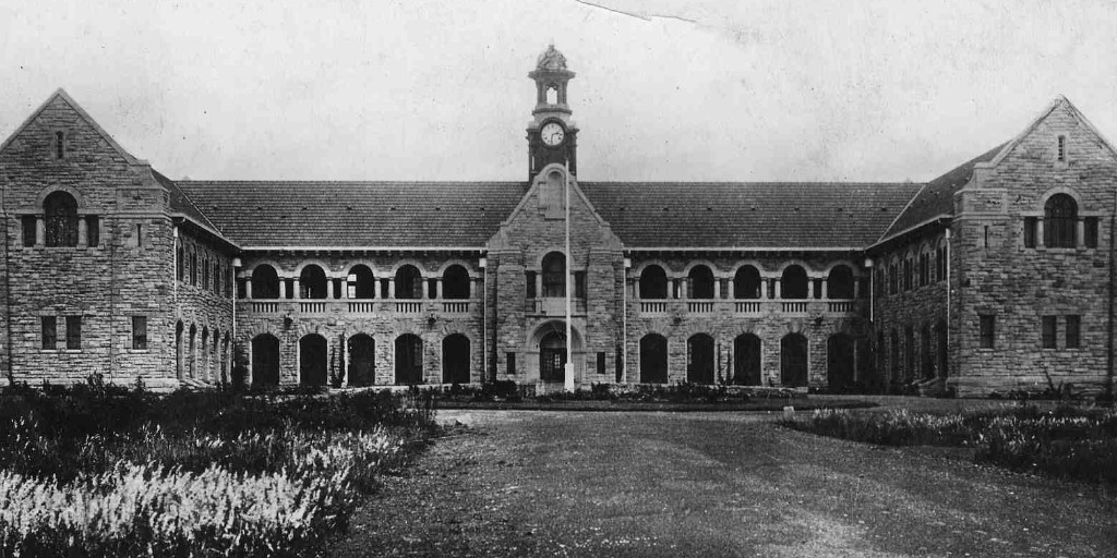 UPTuks's tweet image. For Library Week, we’re throwing it back to our journey from a single room in Kya Rosa in 1908 to the modern, digitally connected Merensky Library of today, more than a century of growth, innovation and service.

#LibraryWeek #UniversityOfPretoria