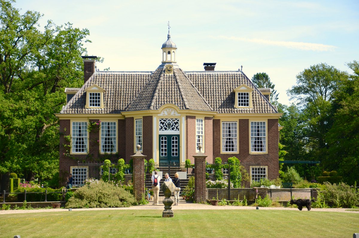 KastelenTuinen's tweet photo. Landgoed De Wiersse nabij het Gelderse Vorden werd in de 19e eeuw bewoond door Victor de Stuers, pionier in monumentenzorg. Vandaag is De Wiersse een beschermd monument en met liefde beheerde erfgoedparel. Vorig jaar won het landgoed de prijs voor de meest bijzondere tuin van NL. https://t.co/DNRp8S2UqW