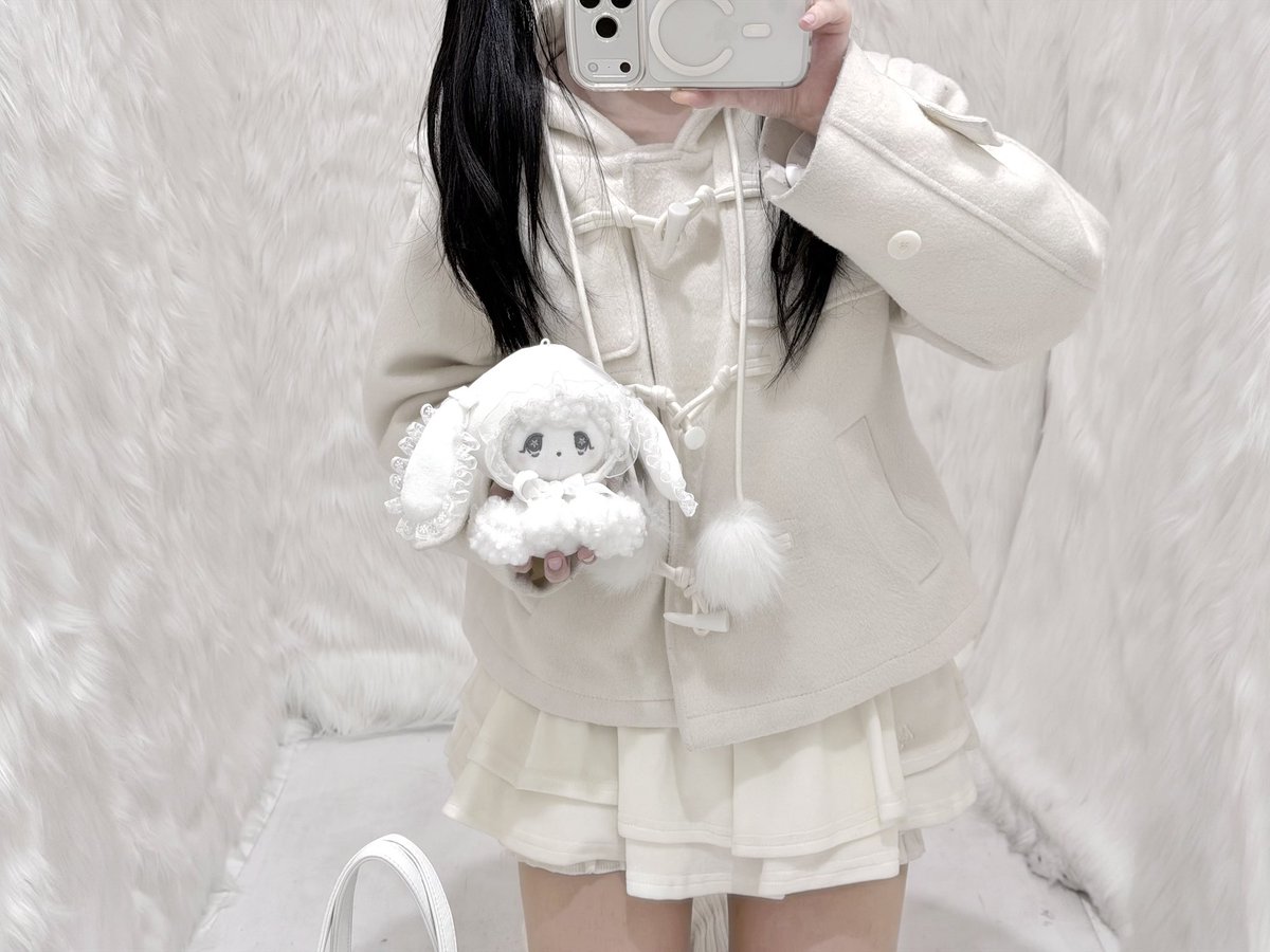 まだ花冷えの季節 🤧
軽くてあったかい春コート、可愛いハルちゃん！🤍