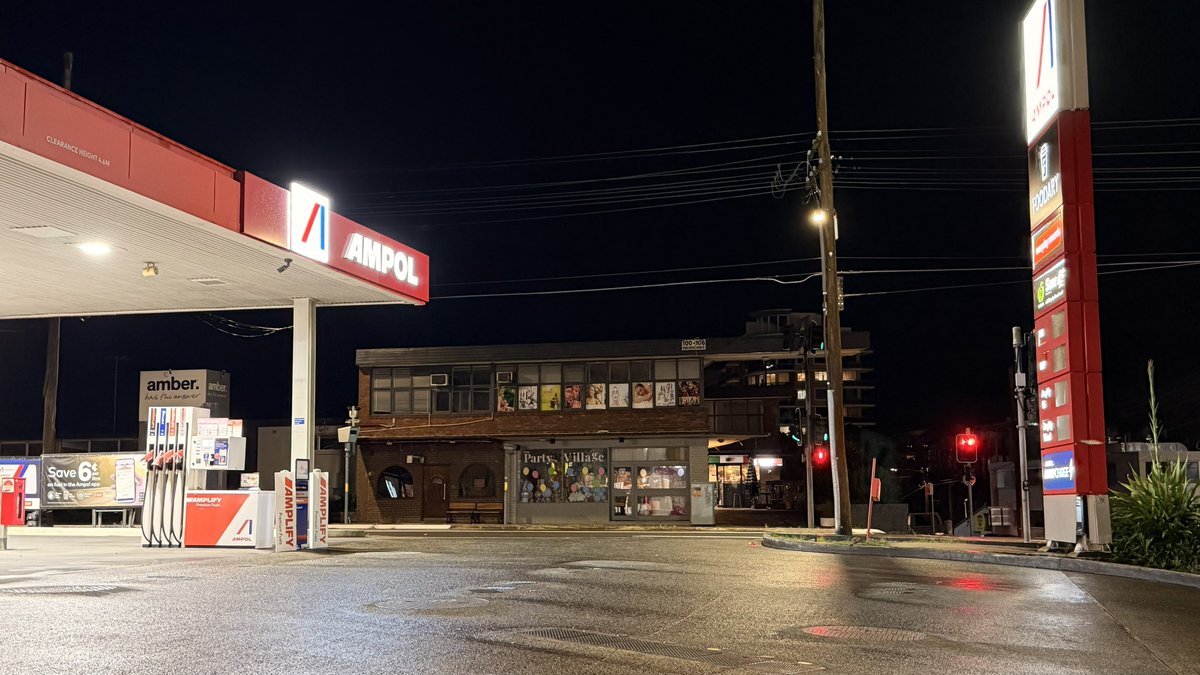 michaelband's tweet photo. @FinanceLancelot Ampol Waitara (Sydney) has no fuel at 8pm. https://t.co/4NxjTFUZdQ