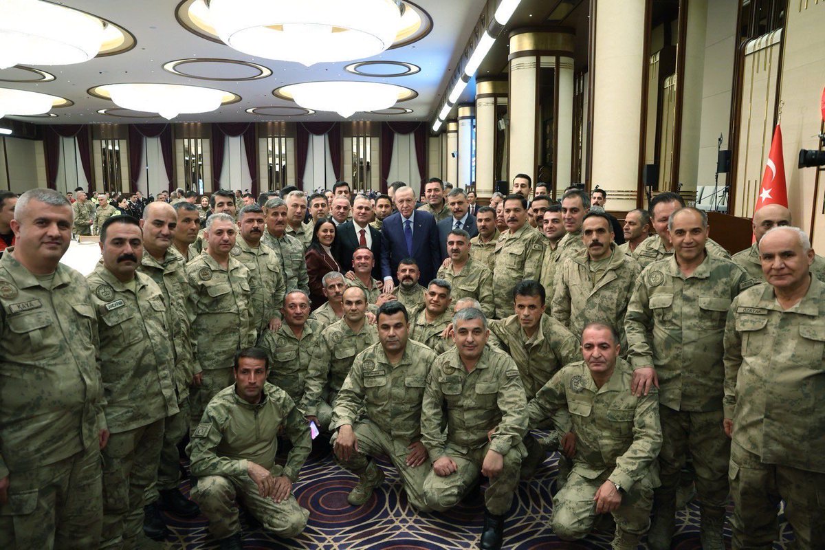 hatice_atan73's tweet photo. 41 yıl… Bir ömürden fazla. Bir neslin çocukluğu, gençliği, orta yaşı bu mücadeleyle geçti. Ve hâlâ nöbetteler …

Milletimizin huzuru, devletimizin güvenliği için hiçbir fedakârlıktan kaçınmayarak canla başla hizmet veren, kahraman Güvenlik Korucularımızın kuruluş yıl dönümü kutlu olsun. 

Vatanımızın bölünmez bütünlüğü uğruna büyük bir fedakârlık ve kararlılıkla görev yapan Kahraman Güvenlik Korucularımızın, aziz Şehitlerimizin bizlere emaneti olan kıymetli Şehit Ailelerimizin her daim yanlarında olmaya devam edeceğiz.

@mustafaciftcitr
@turanbulent
@valialicelik
@kubrayigitbasi