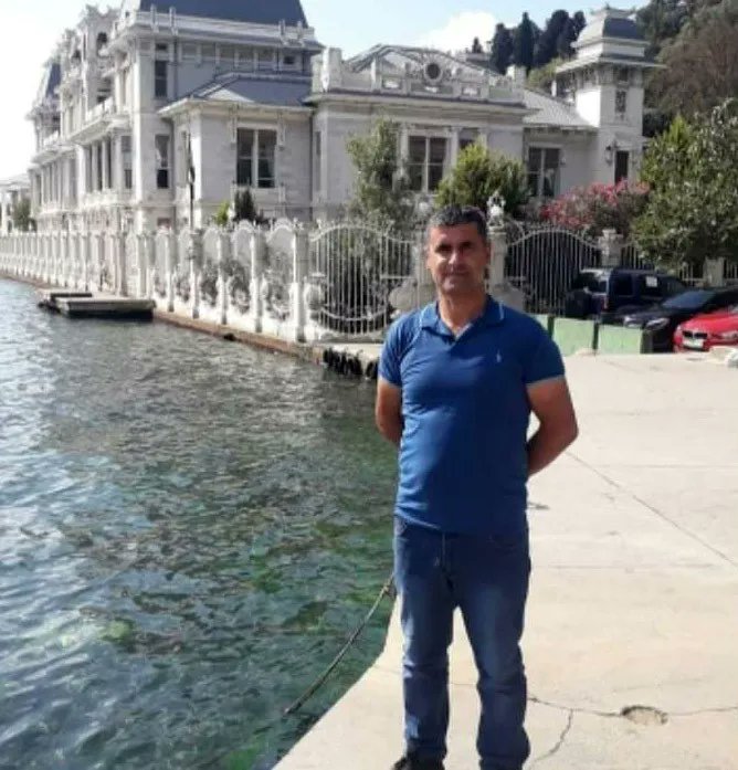 Vedat Koç..
50 yaşında..
Isparta Merkez Sav Beldesi'nde 10.30 sularında çalıştığı mermer fabrikasında mermer paletin üzerine devrilmesi sonucu hayatını kaybetti..