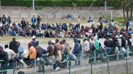 Diana55619557's tweet image. 🇮🇹 #Italia, avanti!  
Mi auguro che il #Governo sappia adottare misure forti e decisive per tutelare i nostri #confini e garantire #sicurezza e stabilità al #Paese.È il momento di scelte chiare e di una strategia efficace sul tema dei #flussimigratori ! #BloccoNavale #Migranti