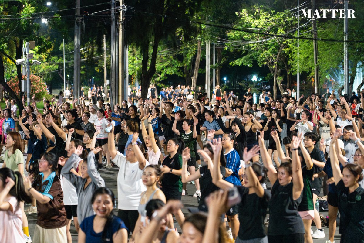 คนเยอะขึ้นทุกวัน!

แม้กิจกรรมเต้นแอโรบิกที่สวนลุมพินีจะมีมานานแล้ว แต่บรรยากาศช่วงนี้คึกคักเป็นพิเศษ เพราะคนจำนวนมากต้องการออกมาเต้นเพื่อสุขภาพ พร้อมสนุกไปกับเพลย์ลิสต์หลากหลาย

ใครสนใจเต้นแอโรบิกที่สวนลุมพินี แบบฟรีๆ ก็มาเจอกันได้ทุกวันจันทร์ถึงศุกร์ เวลาประมาณ 18:00-20:00 น.
