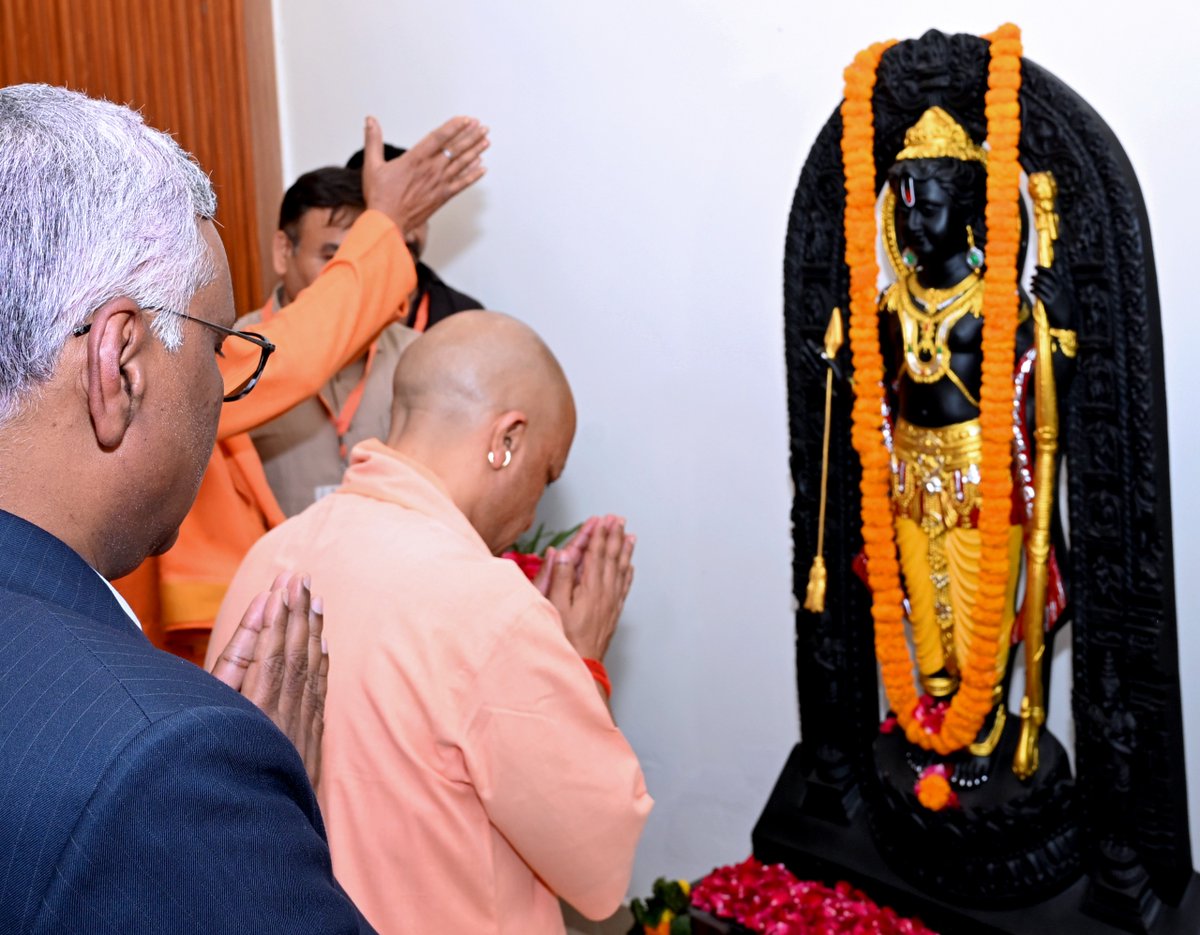 CMOfficeUP's tweet photo. डिजिटल इंफ्रास्ट्रक्चर डेवलपमेंट की दिशा में सतत अग्रसर 'नया उत्तर प्रदेश'!

मुख्यमंत्री @myogiadityanath जी आज गोरखपुर औद्योगिक विकास प्राधिकरण (GIDA) क्षेत्र में सॉफ्टवेयर टेक्नोलॉजी पार्क्स ऑफ इंडिया (STPI) के गोरखपुर केंद्र के उद्घाटन कार्यक्रम में सम्मिलित हुए।

मुख्यमंत्री जी ने कहा कि GIDA ने विगत 9 वर्षों में नवनिर्माण और प्रगति की एक नई पहचान देश और दुनिया के समक्ष प्रस्तुत की है। यह टेक्नोलॉजी पार्क युवाओं को नवाचार, स्टार्टअप और रोजगार के नए अवसरों से जोड़ने वाला सशक्त मंच सिद्ध होगा तथा प्रदेश को डिजिटल विकास और टेक्नोलॉजी आधारित अर्थव्यवस्था की दिशा में नई गति प्रदान करेगा।
