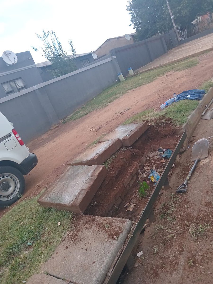 City_Ekurhuleni's tweet image. 💧 #FixingTheFrontline | #CoEWaterUpdate
Our teams are on the ground addressing stormwater issues to reduce flooding risks 🚧
📍 West Road next to Pollak Park Station, #Springs
📍 Tladi Str, Thapelo Str, Moseleki St &amp;amp; Esenyeho Str at  Moleleki Section, #Katlehong