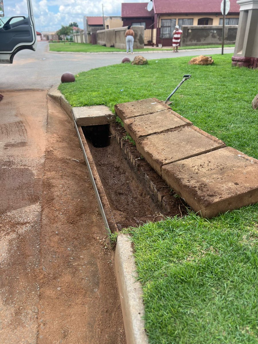 City_Ekurhuleni's tweet image. 💧 #FixingTheFrontline | #CoEWaterUpdate
Our teams are on the ground addressing stormwater issues to reduce flooding risks 🚧
📍 West Road next to Pollak Park Station, #Springs
📍 Tladi Str, Thapelo Str, Moseleki St &amp;amp; Esenyeho Str at  Moleleki Section, #Katlehong