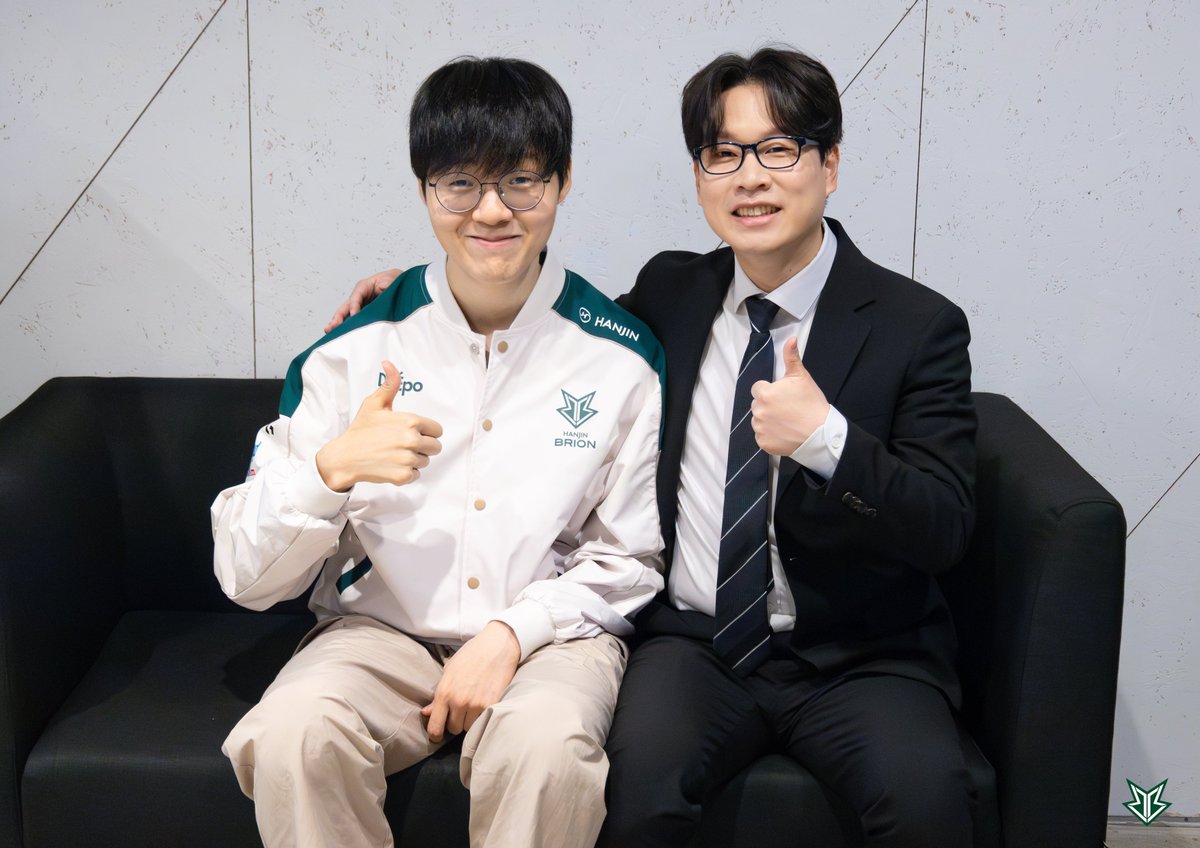 [𝗕-𝗵𝗶𝗻𝗱 𝗣𝗵𝗼𝘁𝗼 𝘀𝗵𝗼𝗼𝘁📸]
 
2026 LCK 정규 시즌 미디어데이에 김상수 감독님과 테디 선수가 한진 브리온 대표로 참석했습니다!

더욱 발전한 모습으로 돌아올 한진 브리온의 2026 정규 시즌, 팬 여러분의 뜨거운 관심과 응원 부탁드립니다 💚