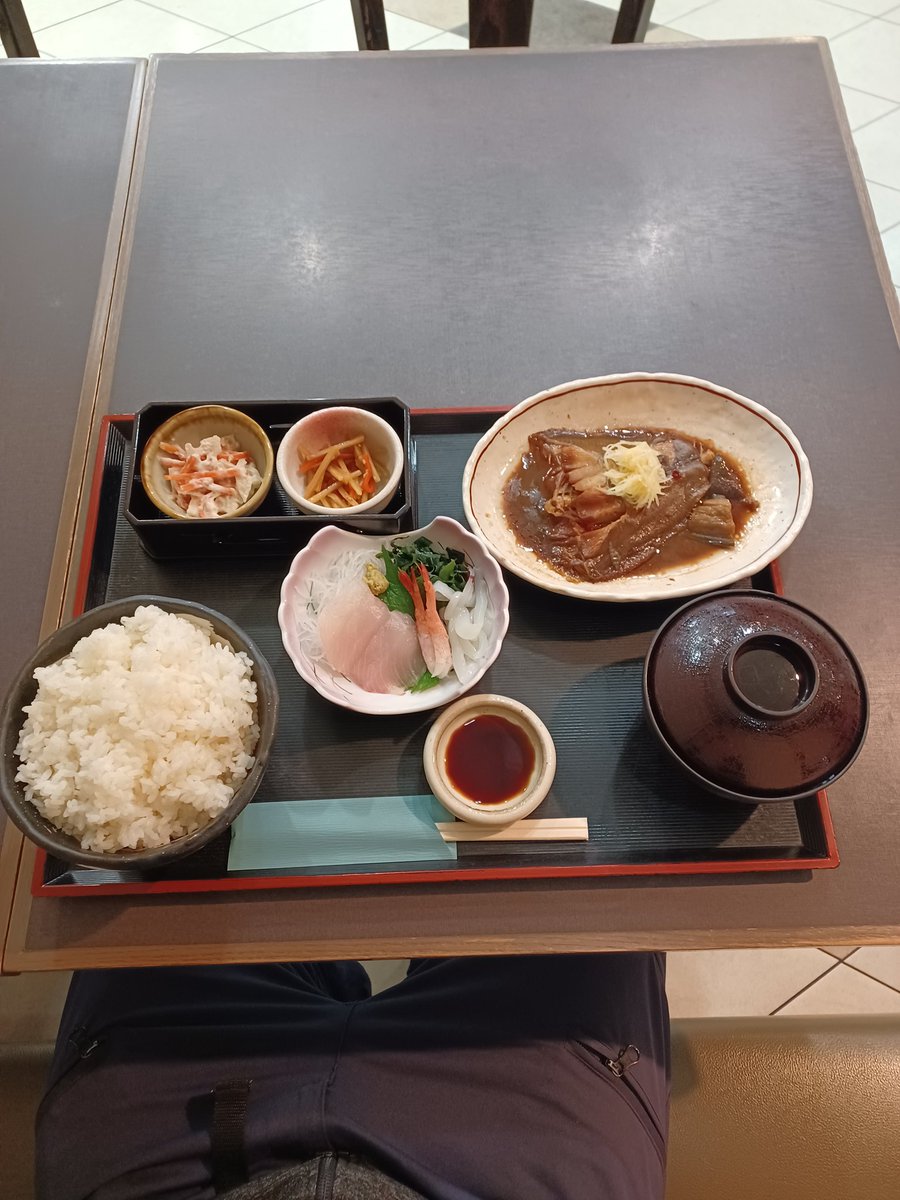 jun_shouun's tweet photo. 下松SAで、晩ごはんタイム☺️ https://t.co/2mujHBjy9B