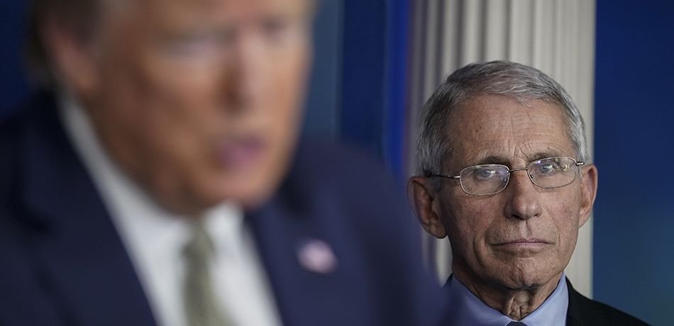 actualites_nrv's tweet image. Seules démagogie et flatterie éhontées sont permises.
Ce geste envers Trump rappelle celui du Dr Anthony Fauci, principal expert en santé publique des États-Unis, à l'écoute des propos du gros Donald durant l'épidémie du #Coronavirus. #Nice #Nice06