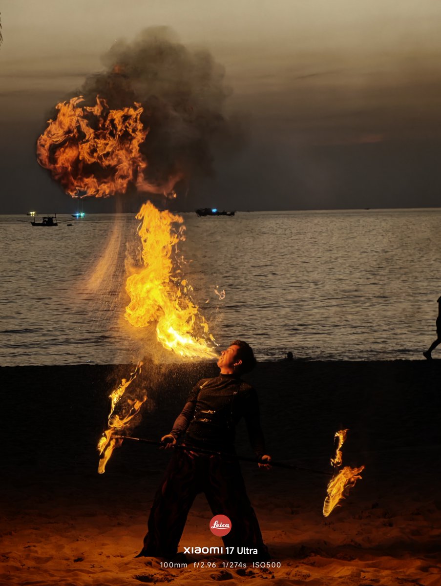 XiaomiIndia's tweet image. Beachside fire show at golden hour?

No problem for the #Xiaomi17Ultra! Perfect exposure balances roaring flames with subtle twilight skies, no overblown highlights or muddy shadows.

It's time to #RuleTheNight!
Buy Now: bit.ly/_Xiaomi17Ultra_