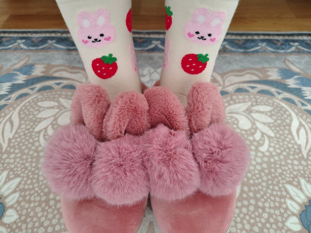 tuijamh's tweet image. Onko joku muu huomannu kans semmoisen ilmiön, että mitä vanhemmaksi (&amp;amp; raihnaisemmaksi) tulee, niin sitä enemmän ammentaa iloa ja lohtua lapsellisuudestaan. 😊 

Mun uudet pupu&amp;amp;mansikka sukat❣️Aika makeet, eikö? 😌

#lapsellisuus #pupu #vanhuus