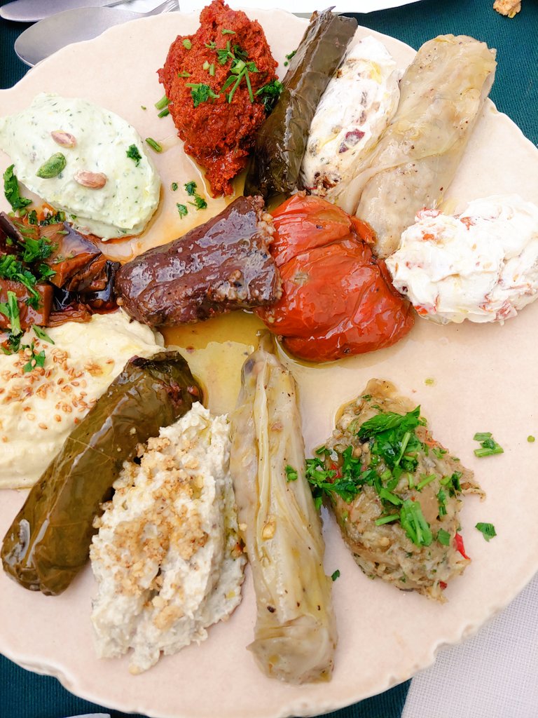 Üsküdar'da  Zeyt Antakya meze tabağı👌👌

Zeytinyağlı sarma, lahana sarması, humus, haydari, acılı ezme, köz patlıcan ve biber… Her biri ayrı lezzet, aynı sofrada Antakya ruhu.