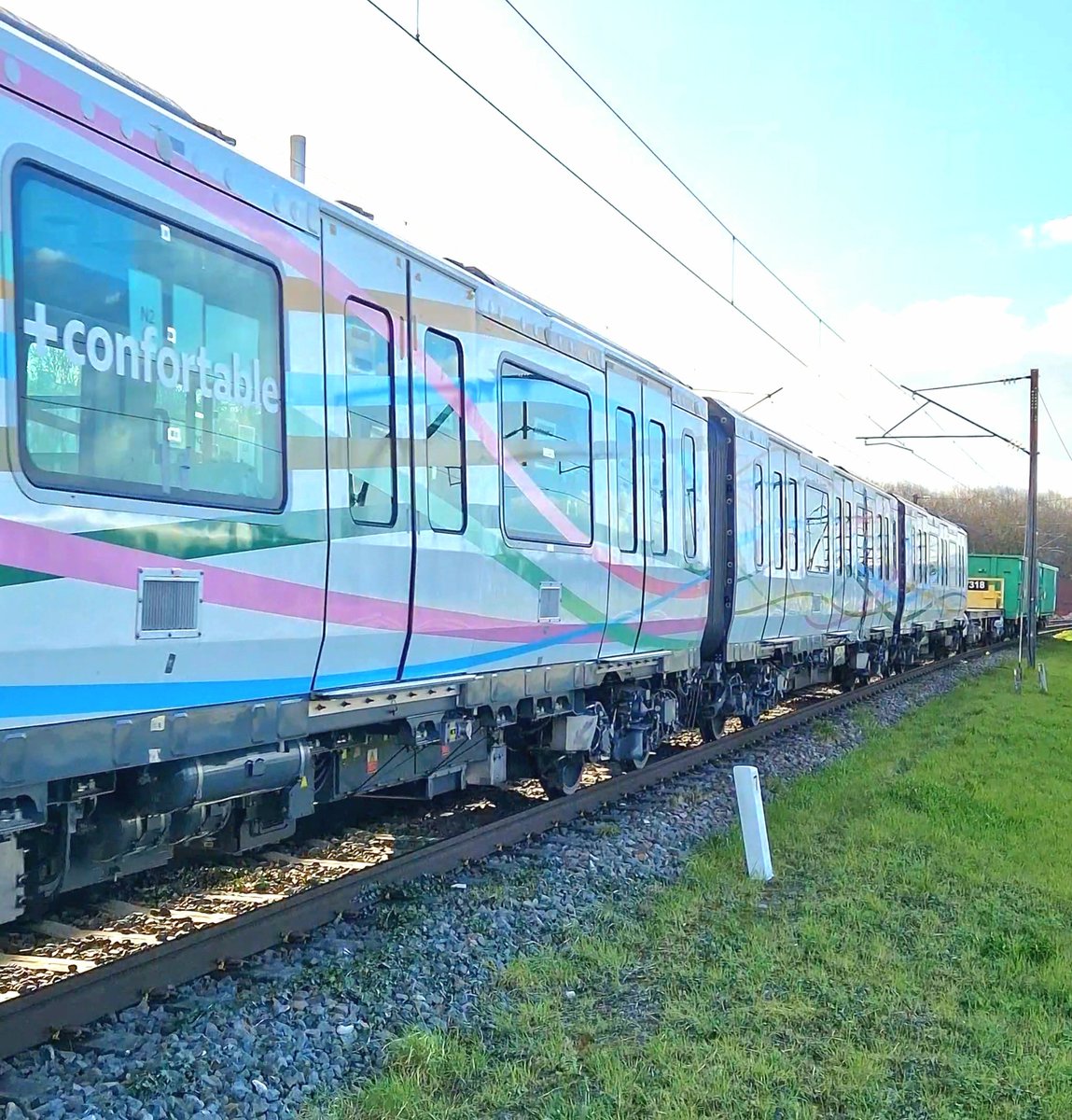 sgenmobilite's tweet photo. Le nouveau métro MF19 à 4 voitures en livrée d'essais pour la ligne 7bis du métro parisien !
#mf19 #idfm #parismetro #alstom #ratp #delivery #new #rollingstock #metro #paris #mf19 #iledefrancemobilites #trial #special #livery #freight #engine #bb27038 #hexafret #m7bis #7bis https://t.co/lq2A77ZRGj