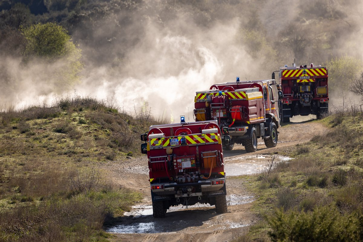 AirbusDefence's tweet image. Airbus successfully trialed a unique, first-of-its-kind forest firefighting system, linking aircraft, helicopters, drones, and ground personnel for highly accurate water drops and significantly faster fire extinguishment.

The trial used two drones and a light aircraft to capture