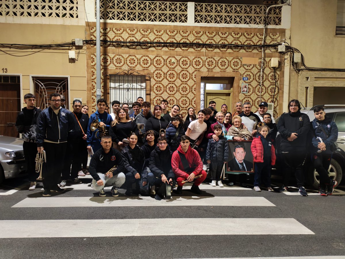 🎙️ Hoy por Hoy #Melilla

✝️ Agrupación <a href="/cautivomelilla/">Cofradía del Cautivo</a> 

Conocemos de cerca la banda de música del Cautivo de la mano de Vicky. Muchos años de tradición ensayos y tiempo que se ha convertido en patrimonio de la ciudad 

📻92.2 FM

🔗cadenaser.com/radio-melilla/…