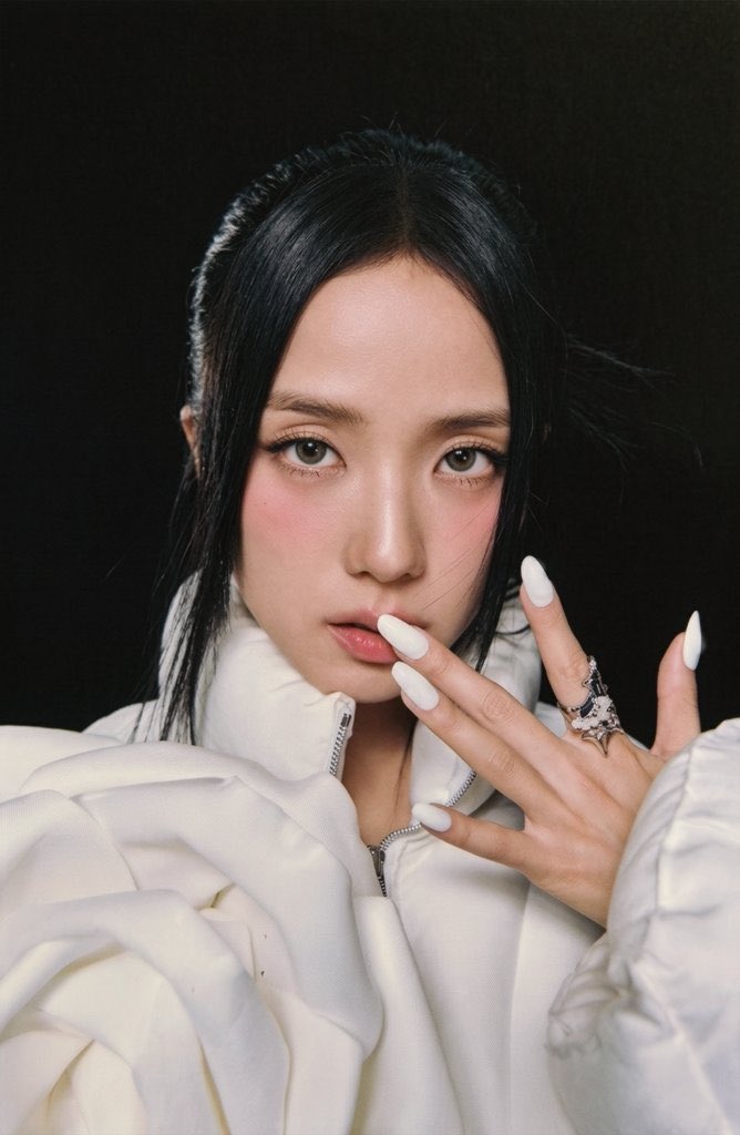 About Jisoo tweet media