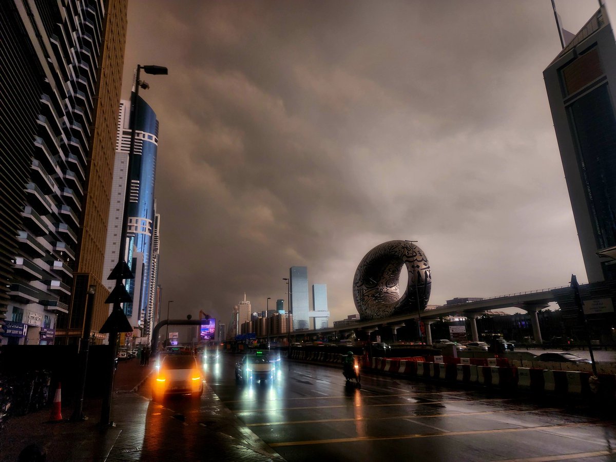 KamdarNeville's tweet image. The eye of the storm.
#dubai
#dubairains
#sheikhzayedroad
26.03.2026