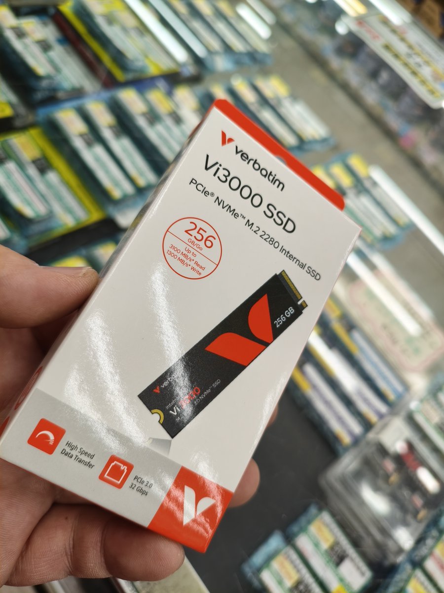 ◤￣￣￣￣￣￣￣￣￣￣￣￣￣
　M.2 NVMe SSD 256GB
　容量小さいモデルが入荷！
＿＿＿＿＿＿＿＿＿＿＿＿＿◢
Verbatim SSD Vi3000 PCIe NVMe M.2 Gen3 x4 256GB
7980円(税込)

OS入れて、アプリケーションのインストールが
少ないPCに256GBの容量で問題ない方には
この辺りで作れそうですね