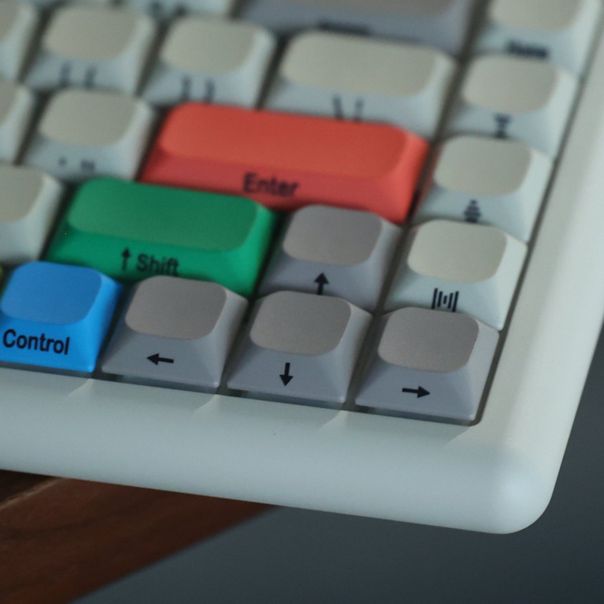 chosfox43661's tweet image. 📸The Vero75 Retro White is coming soon – watch this space!

A fresh, minimalist desktop
#keyboard #chosfox #vero75 #keycaps