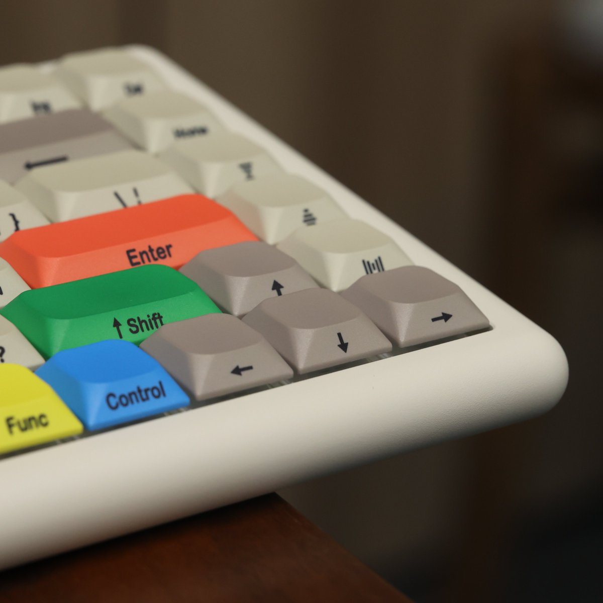 chosfox43661's tweet image. 📸The Vero75 Retro White is coming soon – watch this space!

A fresh, minimalist desktop
#keyboard #chosfox #vero75 #keycaps