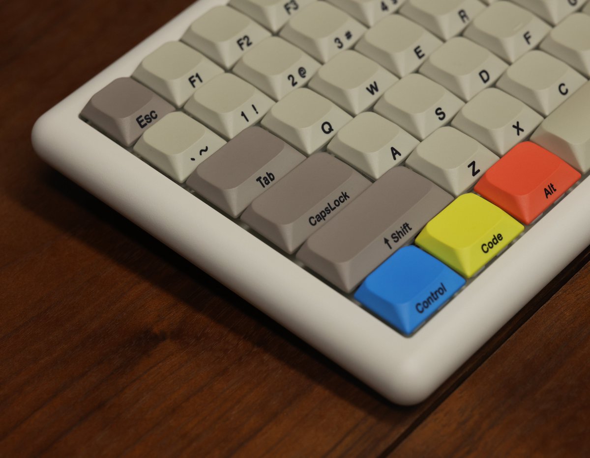 chosfox43661's tweet image. 📸The Vero75 Retro White is coming soon – watch this space!

A fresh, minimalist desktop
#keyboard #chosfox #vero75 #keycaps