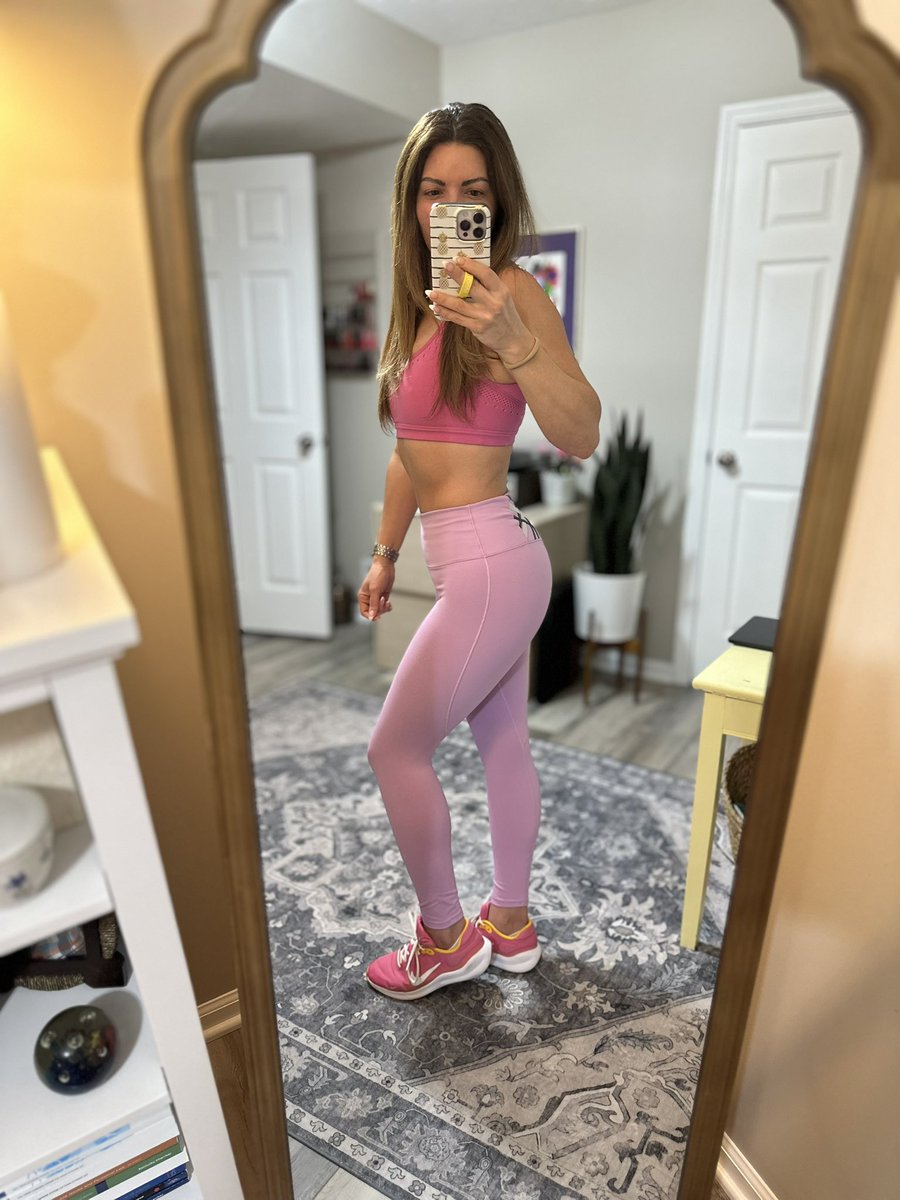 chris_fitchick's tweet photo. Leg day #fit #fitness #FitnessGurls #GymGlow #FitnessTips #gymlife #GymFitCheck #FitnessGoals https://t.co/2AYhpR5gkD