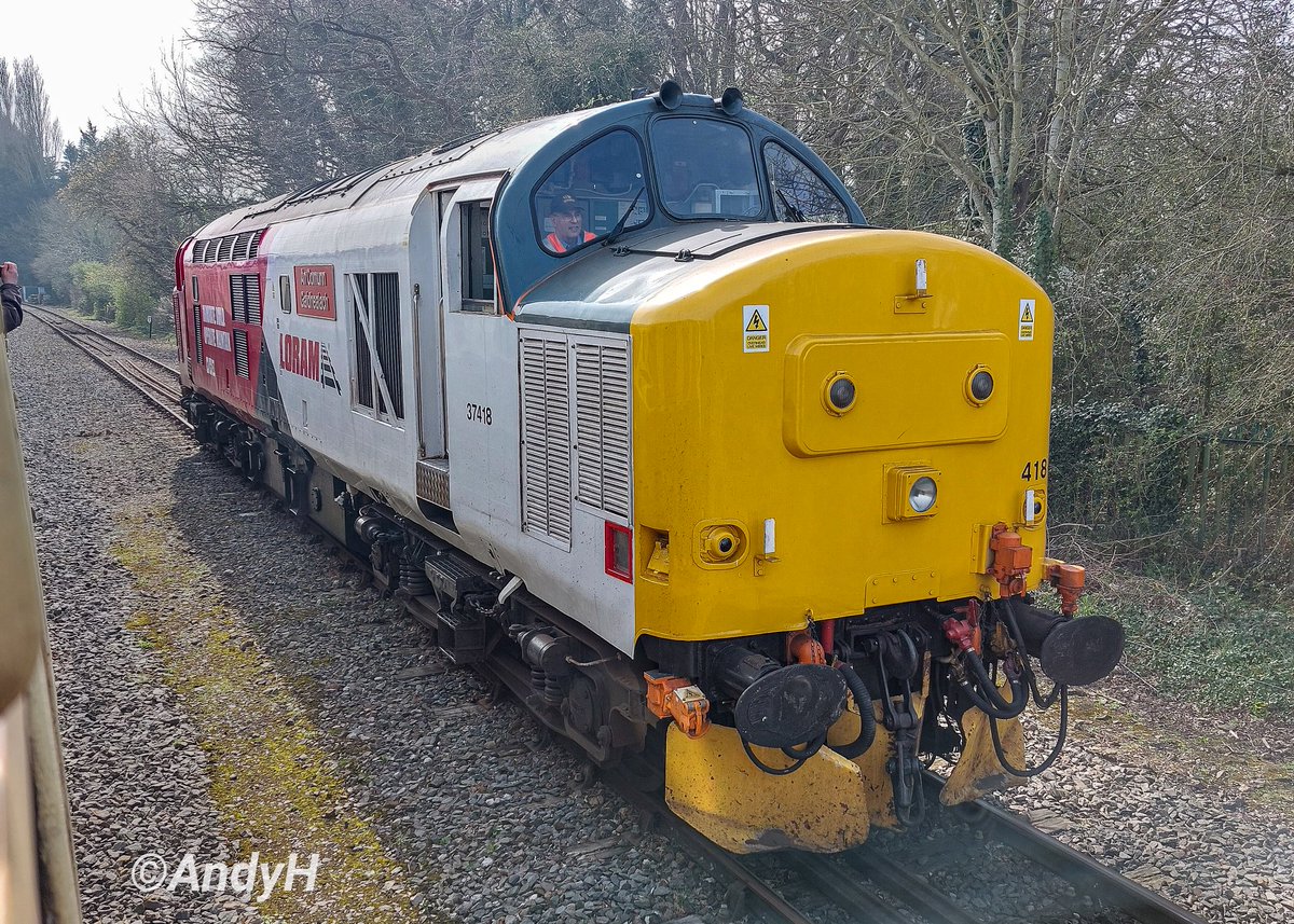 holtona72's tweet image. #ThirtySevenThursday Not easy to ride all the trains &amp;amp; get station pics at the @ChinnorRailway gala so a lot of shots were similar to this one. The #KFC tractor 37418 was a great guest &amp;amp; suitably loud on the uphill run. Here she is at Princes Risborough. @TheGrowlerGroup 20/3/26