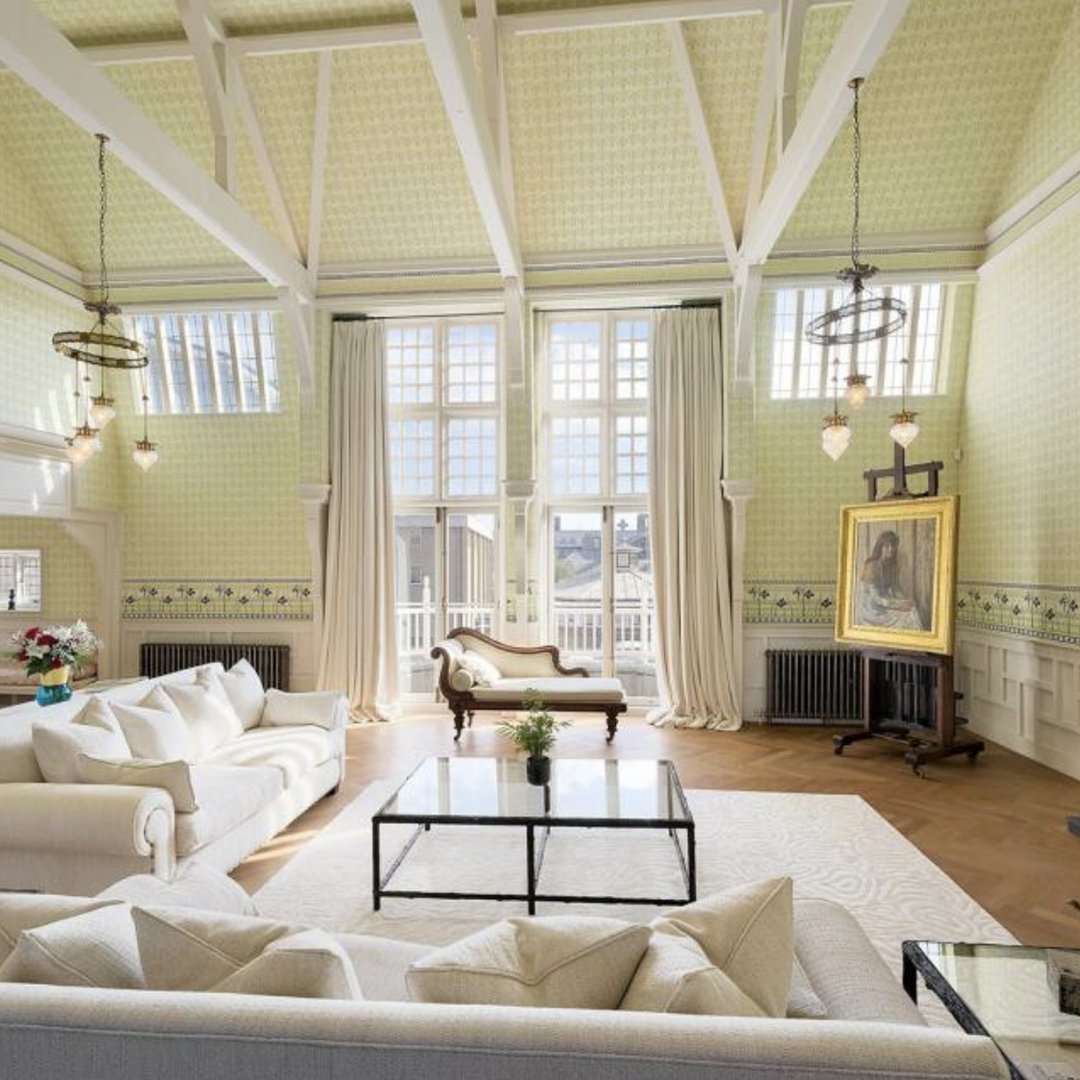 UKPropertyTruth's tweet photo. Tite Street, Chelsea. Freehold house.

Bought for £13.95m in 2022.
Sold for £8.25m in 2025.

£5.7 million lost in 3 years.

The S&amp;P 500 would've turned that £13.95m into £18.6m.

Someone lost nearly £2m a year owning this house. https://t.co/cHTXvTzRIr