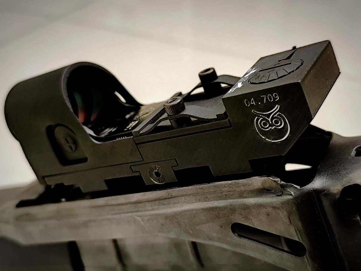 RuoperatorTW's tweet photo. Making the fake KP-SR2 sight looks a bit more closer to the real steal. Wondering functionality-wise, how the Chinese replica SRO performs than the real KP-SR2. https://t.co/2HK9v4yFJQ
