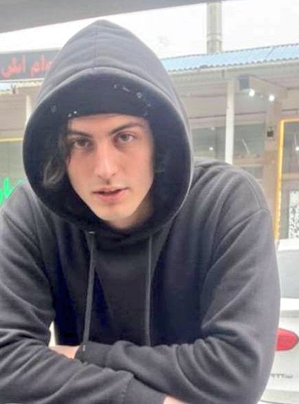 آخرین بار گفتند: «مجروح دستگیر شده.»
آخرین بار دیدندش: چراغ‌برق تهران.
بعد از آن: هیچ.
#مازیار_آرین‌فر کجاست؟

#FreePoliticalPrisonersinIran 
#DigitalBlackoutIran