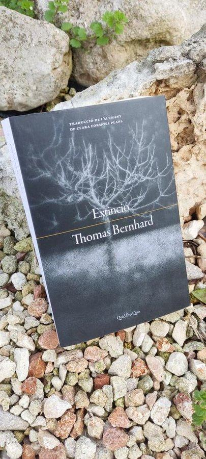 josepmasanes's tweet photo. Extinción (1986) es el testamento de Thomas Bernhard: un monólogo torrencial donde ajusta cuentas con su familia y el pasado nazi de Austria. A través de la hipérbole y el pesimismo busca aniquilar sus raíces para lograr una mirada libre y lúcida. 📚✨

https://t.co/VooXwchGTn https://t.co/zSVlWGzEHv