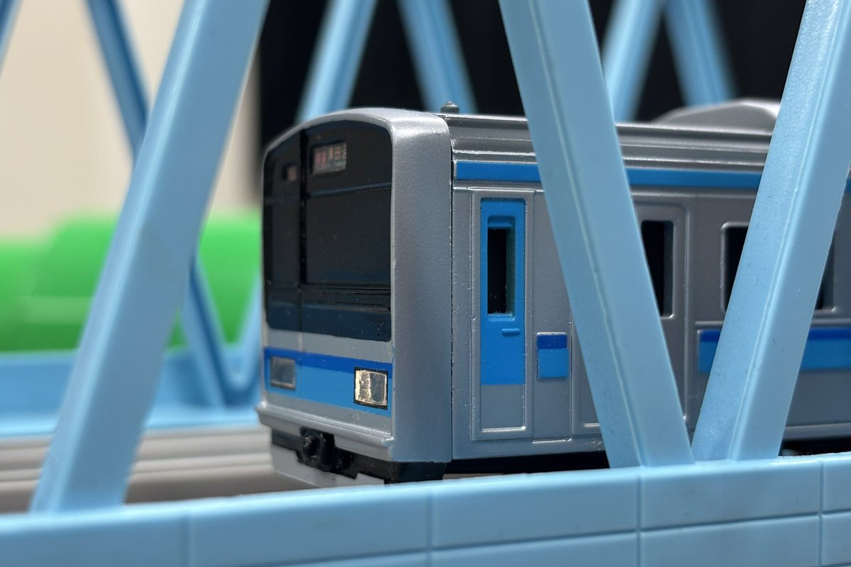 AKEZYUN's tweet photo. #P_TREC 運転会および #おじじゅんのとーざいせん 運転会に向けてE231系800番台を製作しました！車体は汎用金型、顔はE501系をベースに将軍様(@puratomi)の209系1000番台の作品を参考に製作しました！様々な風景に似合うこの車両を自分なりにかっこよく仕上げることができました！
#改造プラレール https://t.co/2On9xABill