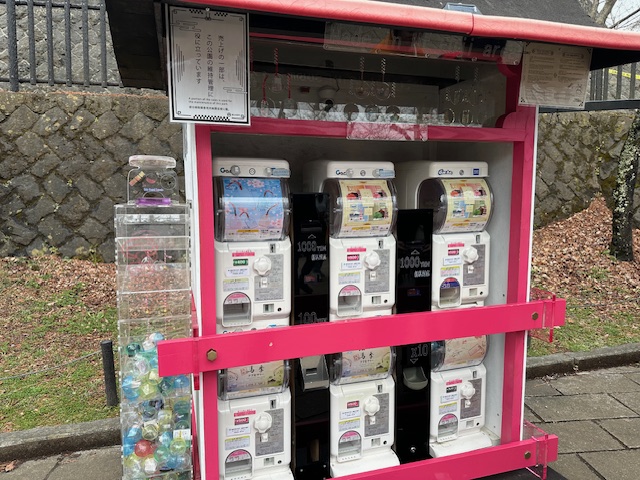 JapanGuide_JGR's tweet photo. 全国通訳案内士（通訳ガイド）の現場ノート⑤
「まったく見えない富士山ツアー、だからこそ燃える」

本日の富士山ツアーは、予報通りの雨。
霊峰は一度も姿を見せてくれませんでした。

新人の頃だと、裾野すら眺められない時に数十人の前で空気の重さを感じると焦っていたことが懐かしいです。
こうした経験を重ねるうちに、
「むしろ、雨だからこそモチベが上がるぜ！」
な～んて、ちょっとやばい境地にいっちゃうことも^^

今日はまさにそんな感じで、おそらく見えないけれど、「一期一会のご縁を大切に、私が出来る限りのパフォーマンスでお客様に楽しく学びのある時間を過ごしてもらおう」と臨んだ結果…

別れ際に嬉しいメッセージとともに運転士さんと私に箱入りのお菓子やチップまでいただく場面もあり、ピンチをチャンスに変えられました。もちろん、毎回上手くいくわけではなく、凹むことも未だにあります。

私が通訳案内士になって良かったことは数えきれないほどありますが、「自分が今できることを一生懸命やろう」といった姿勢でお仕事に向き合うこと。

You can't control the weather!
It's not your fault. You did a fantastic job today!

など、ゲストからツアー中に声掛けしてもらえるようになると、この条件でも一緒に同じ時間を楽しもうといった空気感が醸成してくるように感じています。

「見せられない時こそ、何を伝えるかを準備しておく」ことが大切だと私は思います。
デビュー間もない通訳ガイドさんや、これから天気によって左右されやすいツアーを担当する方にちょっとでもヒントになれば幸いです。

P.S. 本日の写真は雨の忍野八海と新倉山。
富士山は見えなくても、日本の魅力はしっかり感じられる一日でした☆