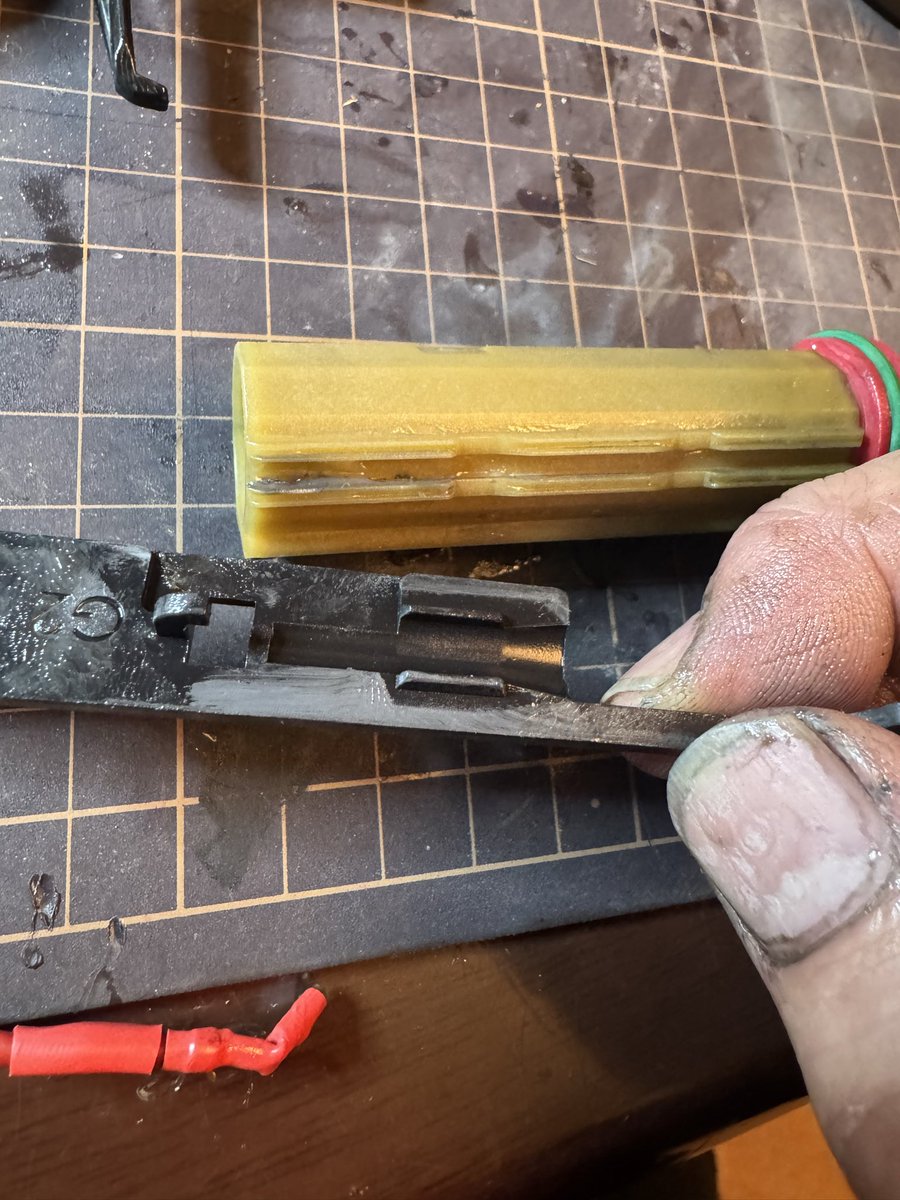 Kyarachan_'s tweet photo. 今日、トレイルアームズのレンジでARP556がGear Failureエラーで動かなくなりました。メカボを開けるとセクターギアの歯が2個摩耗していてピストンの歯も怪しい状態でした。タペットプレートも摩耗しているようです。ダメでしょうかね?
#G&G
#ARP556 3.0 https://t.co/iicFtmyJME