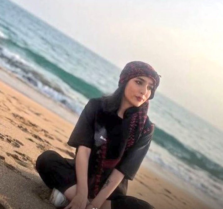 او را در خیابان زدند.
بردند.
اعتراف گرفتند.
حالا می‌خواهند اعدامش کنند.
این داستان نجمه امینی است.
#نجمه_امینی

#FreePoliticalPrisonersinIran 
#DigitalBlackoutIran