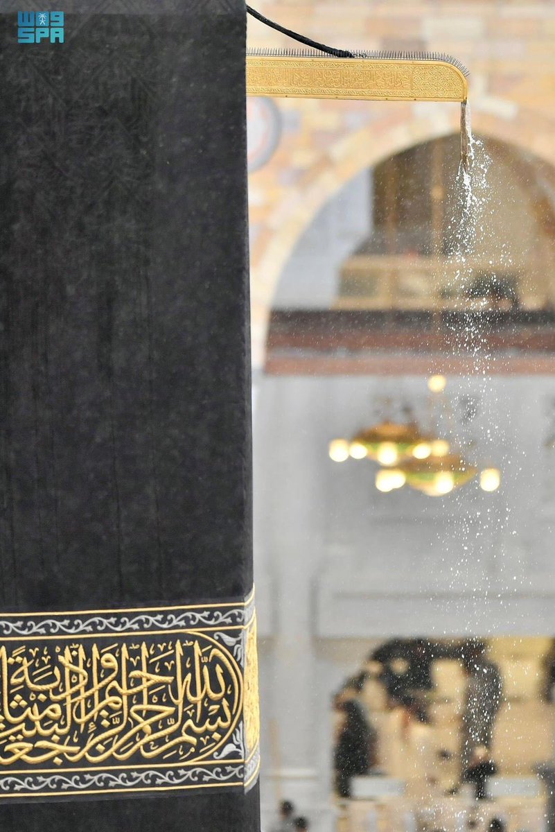 FromKSA24's tweet photo. في أجواء روحانية..

زخّات المطر تحتضن ضيوف الرحمن في #الحرم_المكي. https://t.co/DlGGKoEQ8A