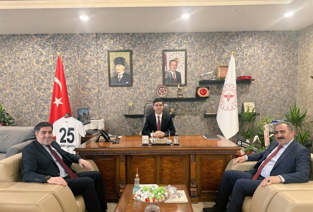 YAKUPEFE_'s tweet photo. Erzurum Şehir Hastanesi Başhekimliği görevine atanan Sayın Dr. Mesud Fakirullahoğlu hocamızı ziyaret ederek tebriklerimizi ilettik. 
Şehrimiz ve hastanemiz için hayırlı, uğurlu olsun. 
Değerli hocamıza yeni görevinde başarılar ve kolaylıklar diliyoruz. https://t.co/90BhUaaX4w