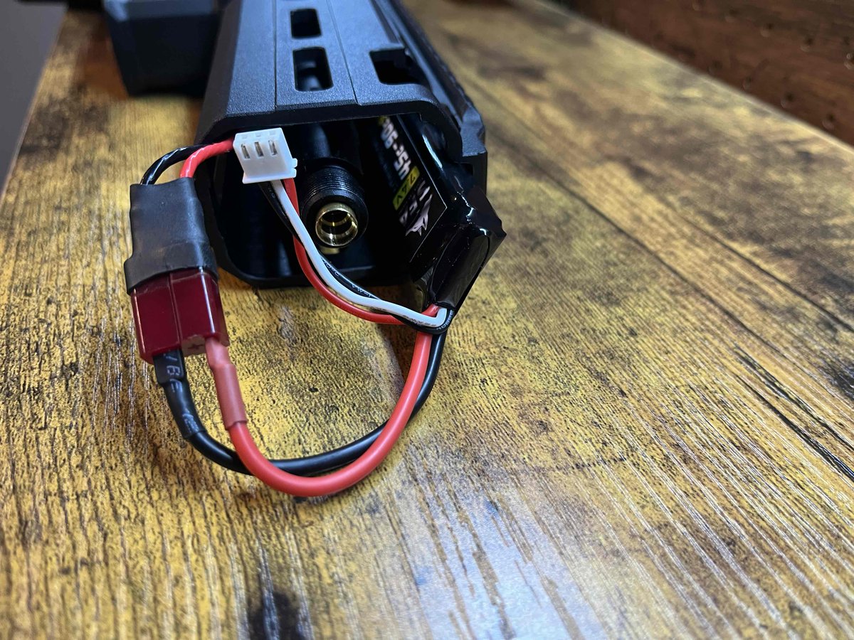 D_GUNARMORY's tweet image. お世話になります！D-sanです✨
先日カスタムしたMCXのバッテリー収納です😊下段にヒューズ、上段にバッテリーが綺麗に収まります！使用バッテリーはSFA製のバッテリーがジャストサイズ👍
高出力で容量も900ｍAhなので安心です😆
＃MCX　＃エアガンカスタム　＃SFA