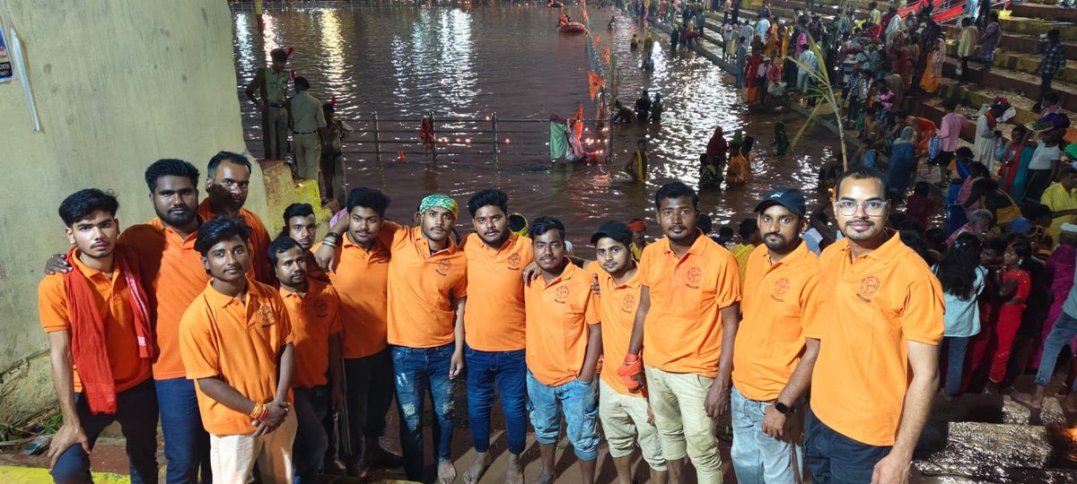 SubhamParmar99's tweet image. अखिल भारतीय विद्यार्थी परिषद औरंगाबाद इकाई सेवार्थ विद्यार्थी द्वारा विश्व प्रसिद्ध देव सूर्य मंदिर छठ घाट पे सेवा कार्य किया गया।

#ABVPForSociety 
#StudentsForSeva 
#deosuntemple #chaitichhath
#BiharCulture