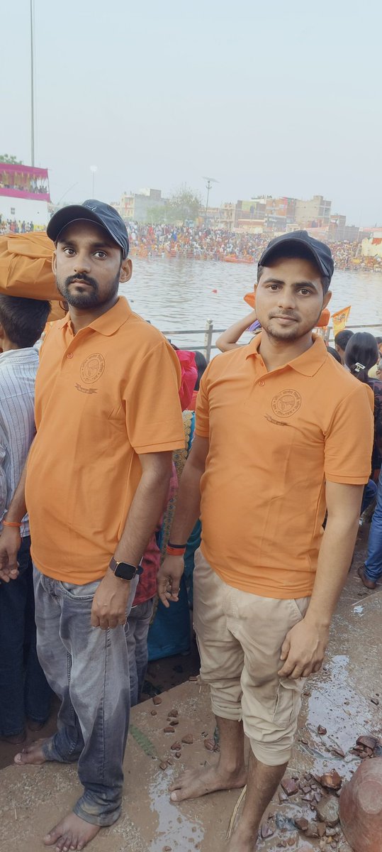 SubhamParmar99's tweet image. अखिल भारतीय विद्यार्थी परिषद औरंगाबाद इकाई सेवार्थ विद्यार्थी द्वारा विश्व प्रसिद्ध देव सूर्य मंदिर छठ घाट पे सेवा कार्य किया गया।

#ABVPForSociety 
#StudentsForSeva 
#deosuntemple #chaitichhath
#BiharCulture